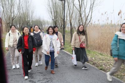 廣信股份女員工進行“三八節(jié)”游湖活動